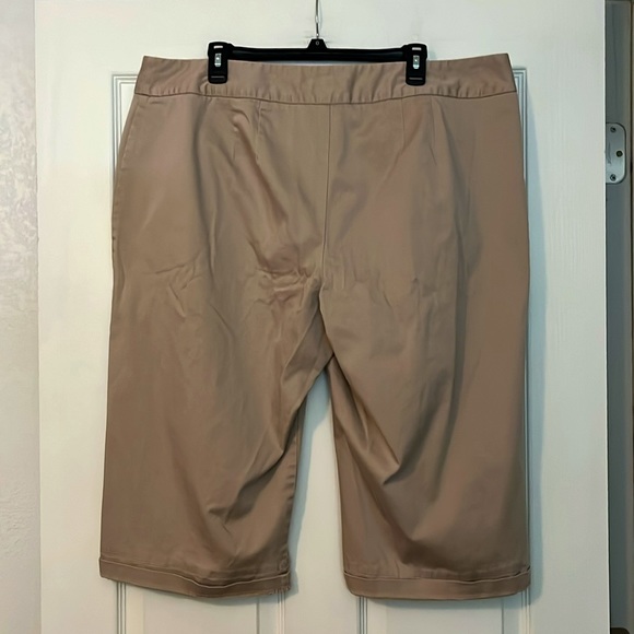 WOMEN’S PLUS SIZE KHAKI SHORTS : SIZE 22W - Picture 2 of 2
